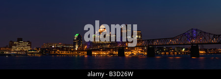 Panorama auf die Skyline von Louisville Kentucky und Ohio River in der Dämmerung geschossen von Jeffersonville Indiana Stockfoto