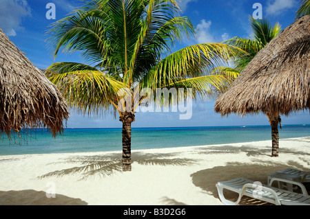 Mexiko, Cozumel, Strandkorb und Palapas am tropischen Strand Stockfoto