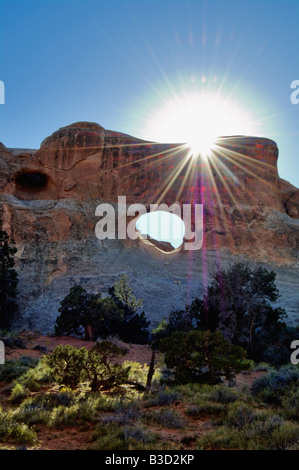 Sonne Sterne platzen über Tunnel Bogen in Arches National Park in Utah zu schaffen Stockfoto