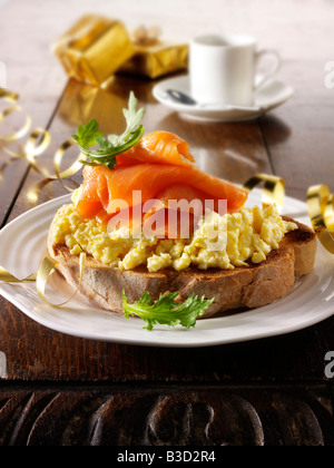 Geräucherter Lachs und Rühreier auf einem Bagel auf dem Tisch. Stockfoto