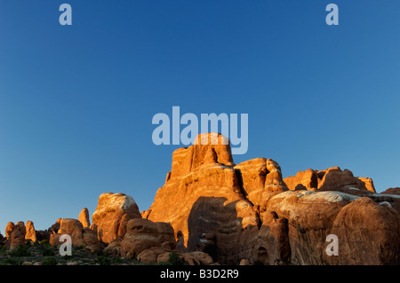 Alpenglühen am Felsformationen aus Sandstein in der Nähe von den feurigen Ofen in Arches National Park in Utah Stockfoto