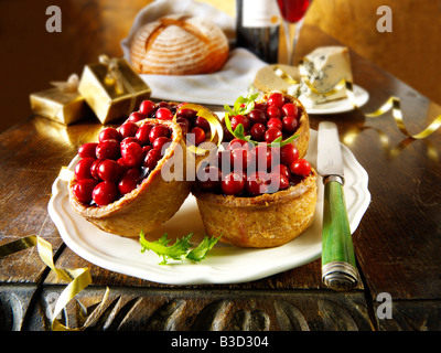 Cranberry Pork Pie - traditionellen britischen Winter-Weihnachts-Essen gekrönt Stockfoto