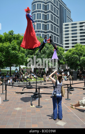 Australische Performancegruppe Strange Fruit unterhaltsam in der Innenstadt von Los Angeles, Kalifornien Stockfoto