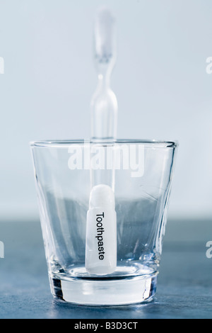 Becher, Zahnbürste, Nahaufnahme Stockfoto