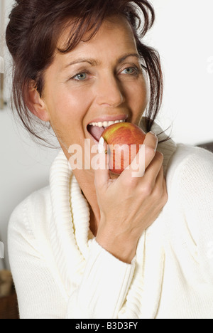 Brünette Frau Essen Apfel, Nahaufnahme Stockfoto