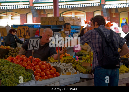 Einkaufen von Obst und frischem Gemüse im Queen Victoria Market Melbourne Stockfoto