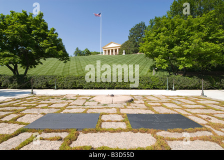 Arlington National Cemetery John und Jacqueline Kennedy der Gräber und ewige Flamme mit Arlington Haus im Hintergrund. Stockfoto