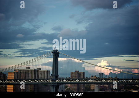 Blick auf Manhattan Bridge in New York Brooklyn Bridge Abend entnommen Stockfoto