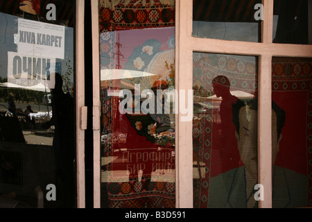 Teppichgeschäft in Urgentsch, Usbekistan Stockfoto