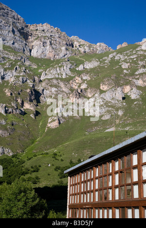 Gesamtansicht des Parador de Fuente De Hotels im Nationalpark Picos de Europa in Nordspanien Stockfoto