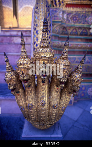 Mehrköpfigen Schlange Statue im Grand Palace - Bangkok, Thailand Stockfoto