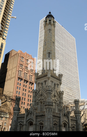 Wolkenkratzer und alten Wasserturm am nördlich von der Magnificent Mile. North Michigan Avenue. Chicago. Illinois. USA Stockfoto