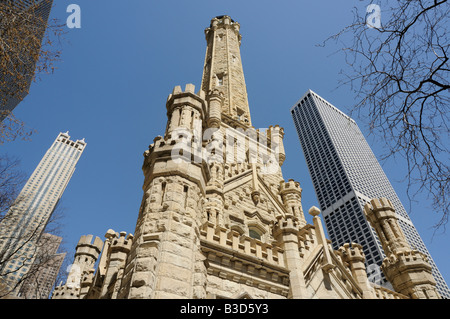 Alten Wasserturm und Wolkenkratzern. Nördlich von Magnificent Mile. Chicago. Illinois. USA. (Mehr Infos über Gebäude auf Beschreibung) Stockfoto