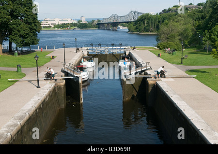 Die acht Ottawa Schleusen verbinden den Rideau-Kanal mit dem Ottawa-Fluss, der fast 25 Meter unten in Ottawa Ontario Kanada ist Stockfoto