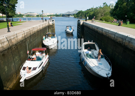 Die acht Ottawa Schleusen verbinden den Rideau-Kanal mit dem Ottawa-Fluss, der fast 25 Meter unten in Ottawa Ontario Kanada ist Stockfoto