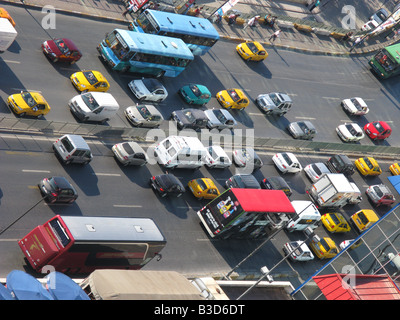 ISTANBUL. Dichten Verkehr auf Refik Juli Caddesi im Stadtteil Beyoglu. 2008. Stockfoto