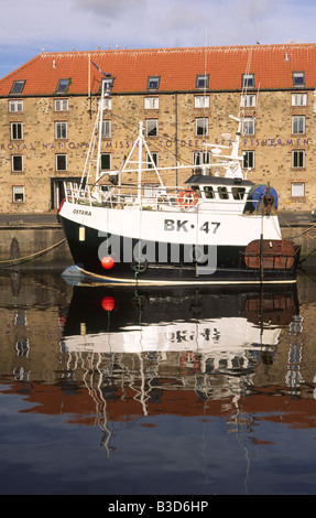 Angelboot/Fischerboot festgemacht neben The Royal National Mission Deep Sea Fischer im malerischen Hafen Eyemouth schottischen Grenzen Großbritannien Stockfoto