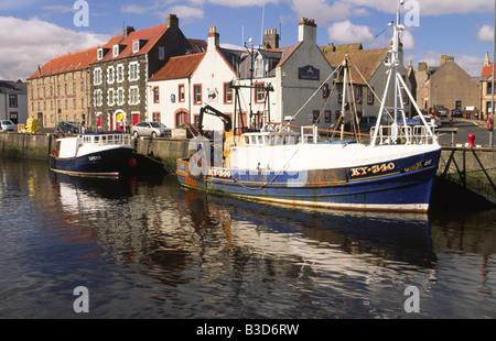 Schottische Küstengemeinden Angelboote/Fischerboote an einem ruhigen noch morgen in Eyemouth Hafen Berwickshire schottischen Grenzen Schottland Stockfoto