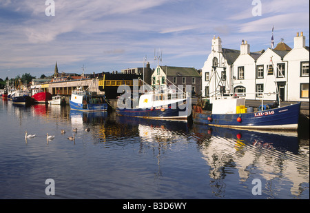 Angelboote/Fischerboote an einem ruhigen Morgen noch im malerischen Küste in Eyemouth Hafen Berwickshire schottischen Grenzen Scotland UK Stockfoto