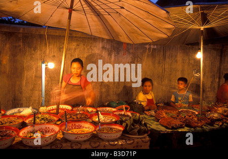 Eine Auswahl an Speisen Lao verkauft von Stände auf dem beliebten Abend Lebensmittelmarkt in Luang Prabang Laos Stockfoto