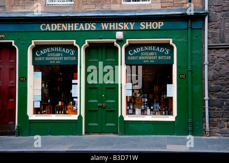 Cadenheads Whisky-Shop auf der Royal Mile, Edinburgh, Schottland Stockfoto