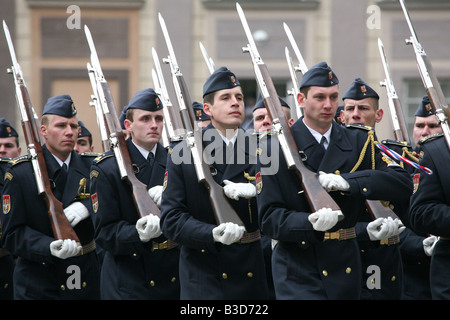Tschechische Soldaten marschieren während der Militärparade auf der Prager Burg in Prag, Tschechische Republik Stockfoto