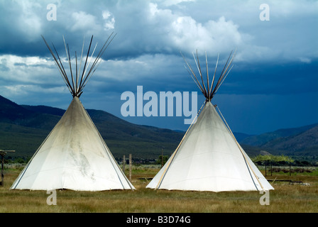 zwei Zelte in einem pow wow Taos New Mexico Usa native America Kultur Traum Träume Meditation Stockfoto