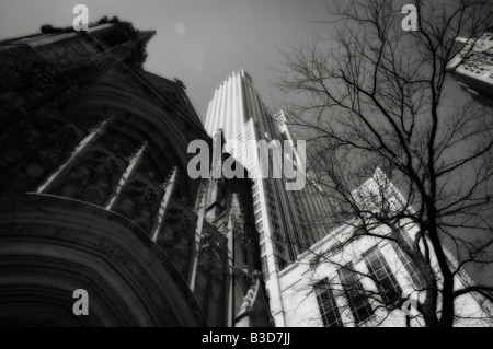 Haupteingang der vierte Presbyterian Church (Gothic Revival-Stil). Die 900 North Michigan, aufbauend auf den Hintergrund. Chicago. USA Stockfoto