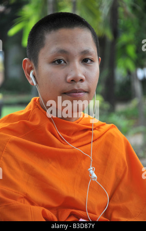 Mönch mit Kopfhörer Stockfoto