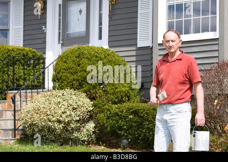 Senior woman von Hausanstrich ruhen Stockfoto