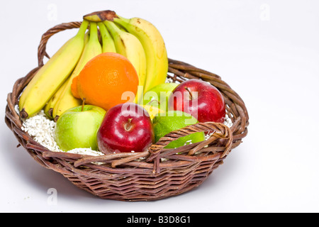 Korb mit gemischten Früchten auf weißem Hintergrund Stockfoto