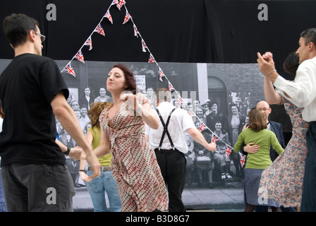 Straßenfest, 1948 Olympische Spiele am Tag zu feiern, die die Olympische Flagge für die Spiele 2012 in London überreicht. Paare tanzen. Stockfoto