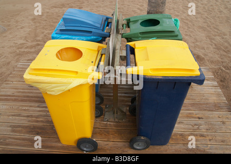 Wheelie-Kästen für Kunststoff, Glas, Papier und allgemeinen Müll am Strand auf Gran Canaria auf den Kanarischen Inseln Stockfoto