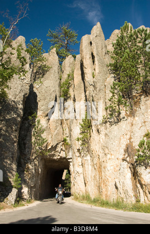 ein Tourist auf einem Motorrad fahren durch einen Tunnel auf der Autobahn Nadeln in den Black Hills von South Dakota Sommer 2007 Stockfoto