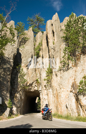 ein Tourist auf einem Motorrad fahren durch einen Tunnel auf der Autobahn Nadeln in den Black Hills von South Dakota Sommer 2007 Stockfoto