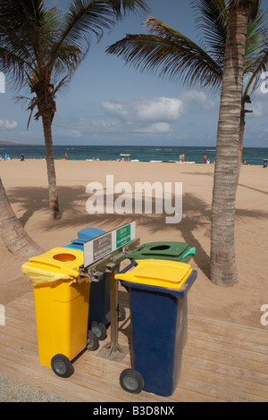 Wheelie-Kästen für Kunststoff, Glas, Papier und allgemeinen Müll am Strand auf Gran Canaria auf den Kanarischen Inseln Stockfoto