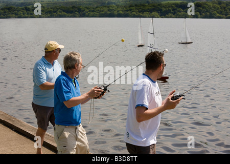 Segeln Modell Yachten auf kleinen Binnensee, Lochwinnoch, in der Nähe von Glasgow, Schottland Stockfoto