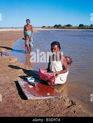 Femmes lavant Dans la ri Viere Frau die Wäsche im Fluss Madagaskar-Afrika-Madagaskar-Frau Sauberkeit schmutzig ich tun Stockfoto