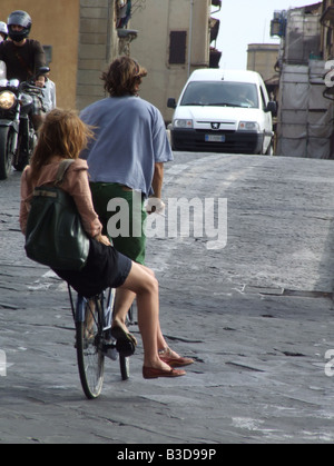 junges Paar auf einem Fahrrad in Florenz, Italien Stockfoto