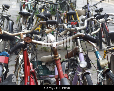 viele alte Fahrräder geparkt auf Straße in der Stadt Stadt Stockfoto