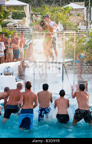 Spritzen mit Wasser Party am Strand Zrce insel Pag Kroatien jugendlich