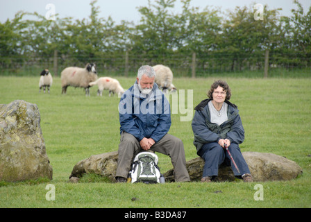 Zwei Senior-Wanderer sitzt auf einem Stein, Lake District, Cumbria, England, UK Stockfoto