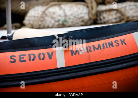 Rote aufblasbare Rettungsboote auf der Sedov, der größte Windjammer der Welt, festgemacht an der Pier in Hamburg, Deutschland Stockfoto