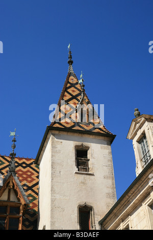 Hervorragende burgundischen Dachziegel auf dem Turm des Hospice Hotel-Dieu in Beaune Burgund Frankreich Europa Stockfoto