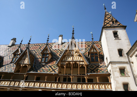 Hervorragende burgundischen Dachziegel auf die Dachgauben des Hospice Hotel-Dieu in Beaune Burgund Frankreich Europa Stockfoto