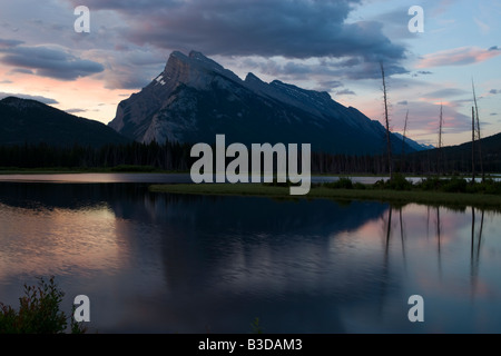 Mount Rundle und Vermillion Seen im Banff National Park Stockfoto