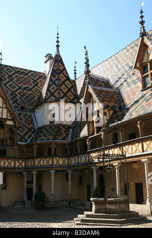 Hervorragende burgundischen Dachziegel auf dem Dach des Hospice Hotel-Dieu in Beaune Burgund Frankreich Europa Stockfoto