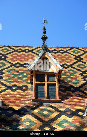 Hervorragende burgundischen Dachziegel auf dem Dach des Hospice Hotel-Dieu in Beaune Burgund Frankreich Europa Stockfoto