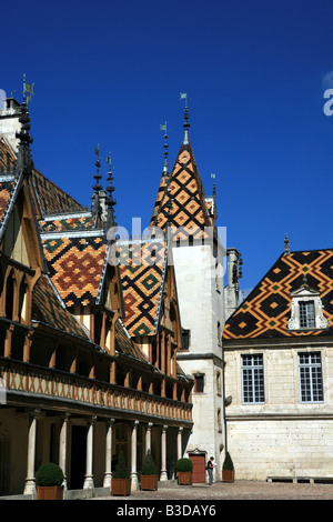 Hervorragende burgundischen Dachziegel auf die Dachgauben des Hospice Hotel-Dieu in Beaune Burgund Frankreich Europa Stockfoto