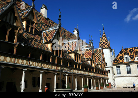 Hervorragende burgundischen Dachziegel auf die Dachgauben des Hospice Hotel-Dieu in Beaune Burgund Frankreich Europa Stockfoto